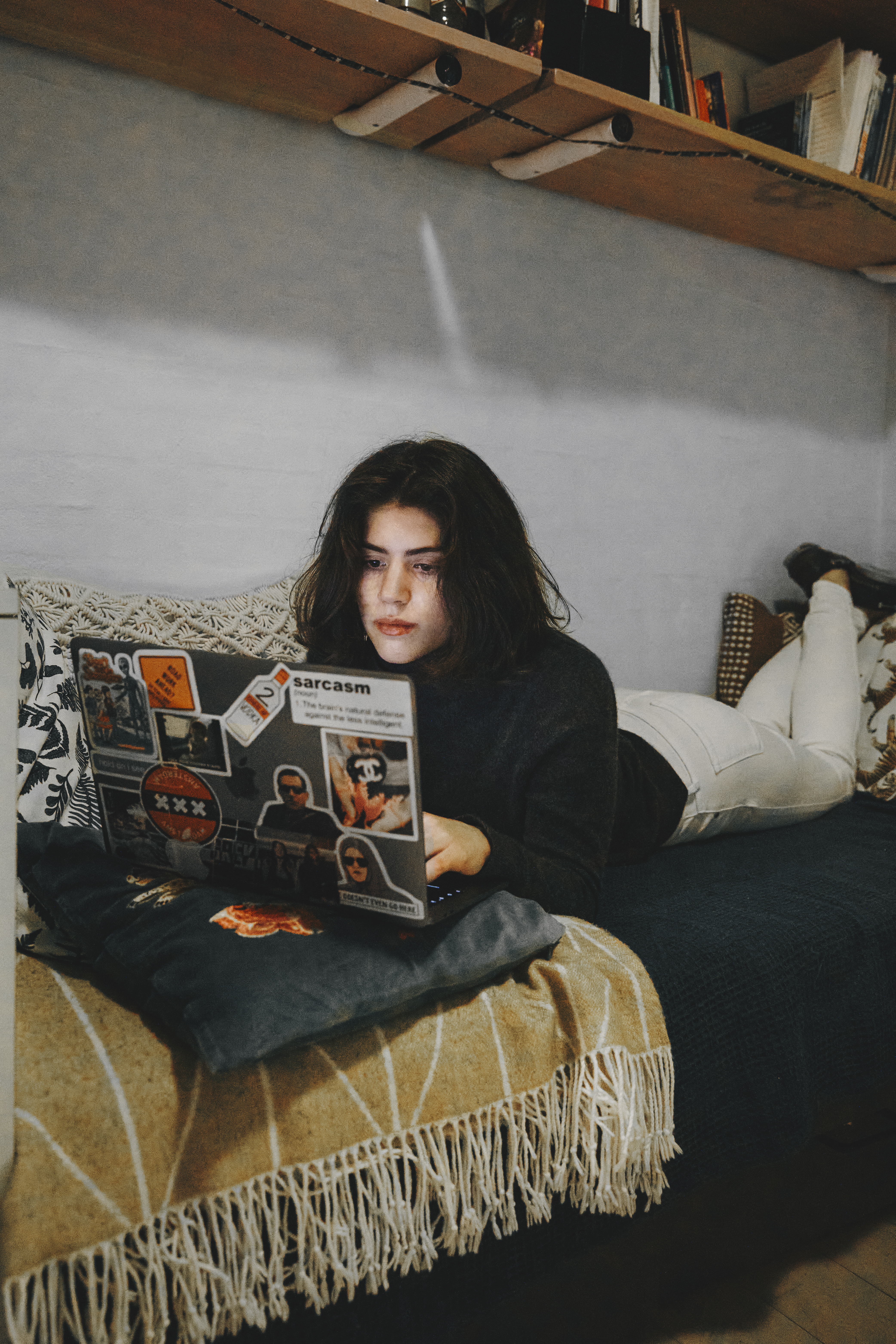 Elev fra Herlufsholm der sidder ved sin computer, på sit Hummer