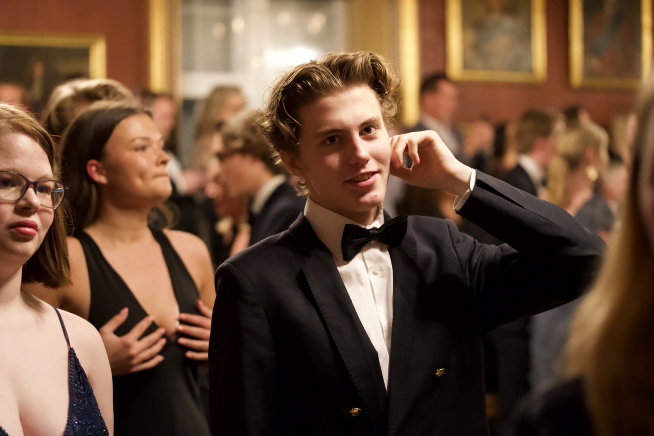 Elev fra Herlufsholm der deltager i det årlige trollebal