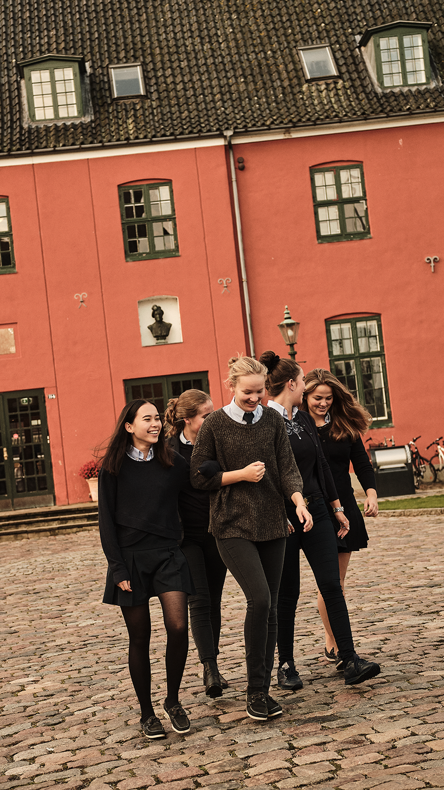 Students from Herlufsholm in front of the school building