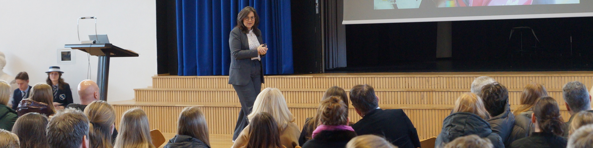 Vores leder af international afdeling, holder et oplæg til vores åbent hus på Herlufsholm