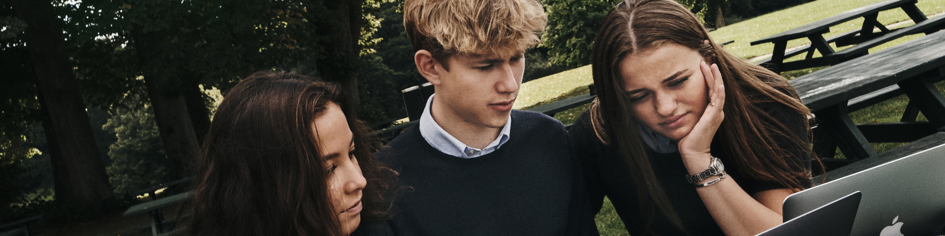 Elever fra Herlufsholm, som studerer udenfor med deres computer