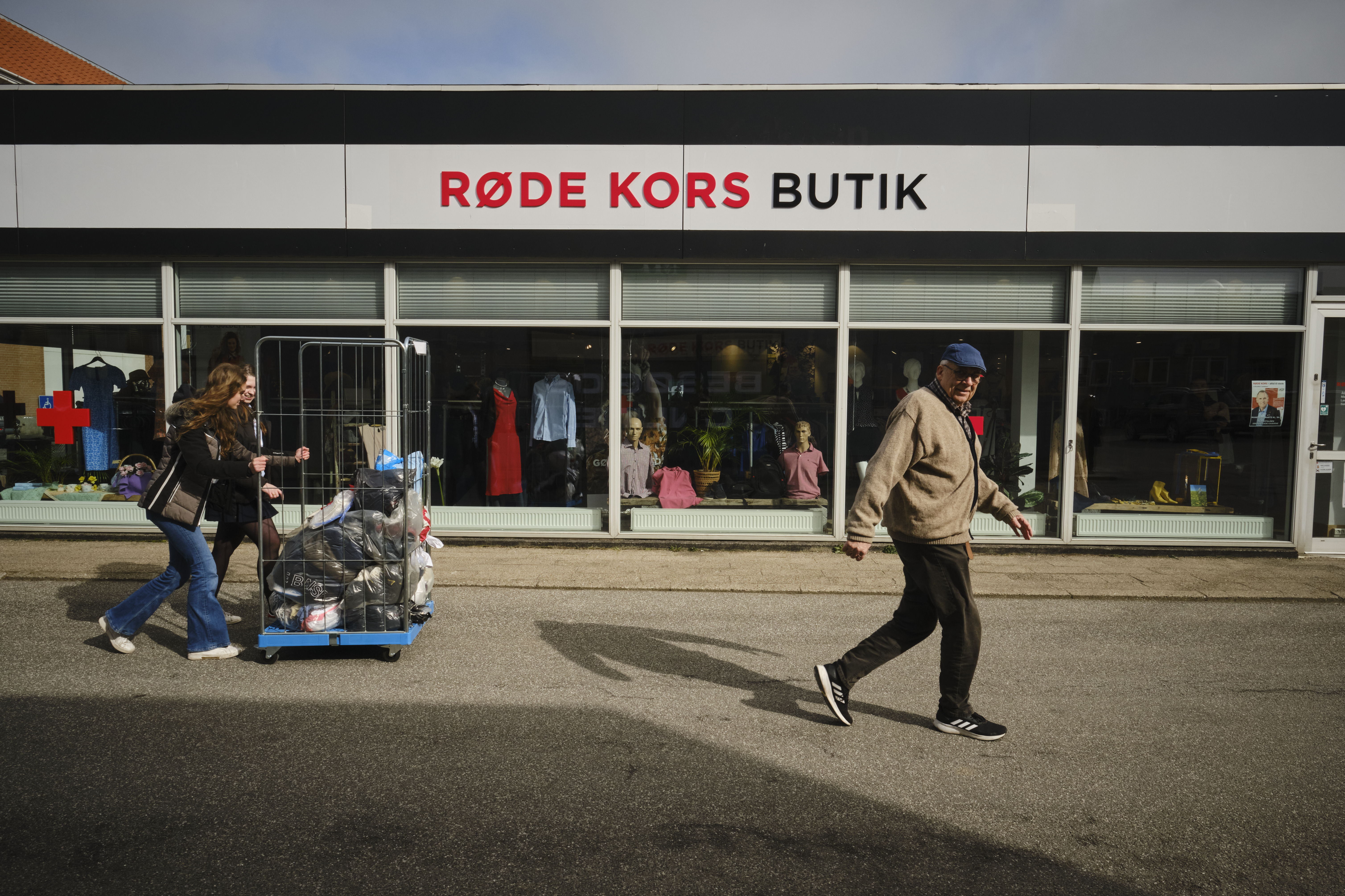 Students from Herlufsholm volunteering at the red cross in Denmark