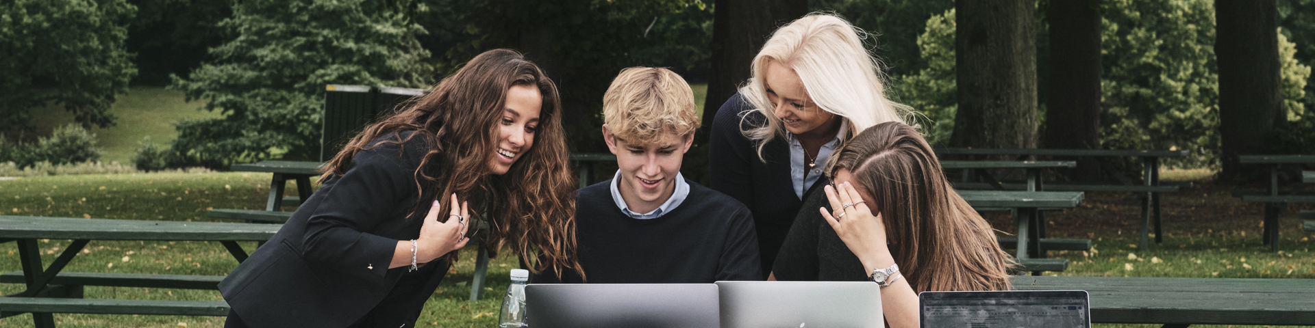 Elever der sidder ved deres computer og studerer udenfor på Herlufsholm