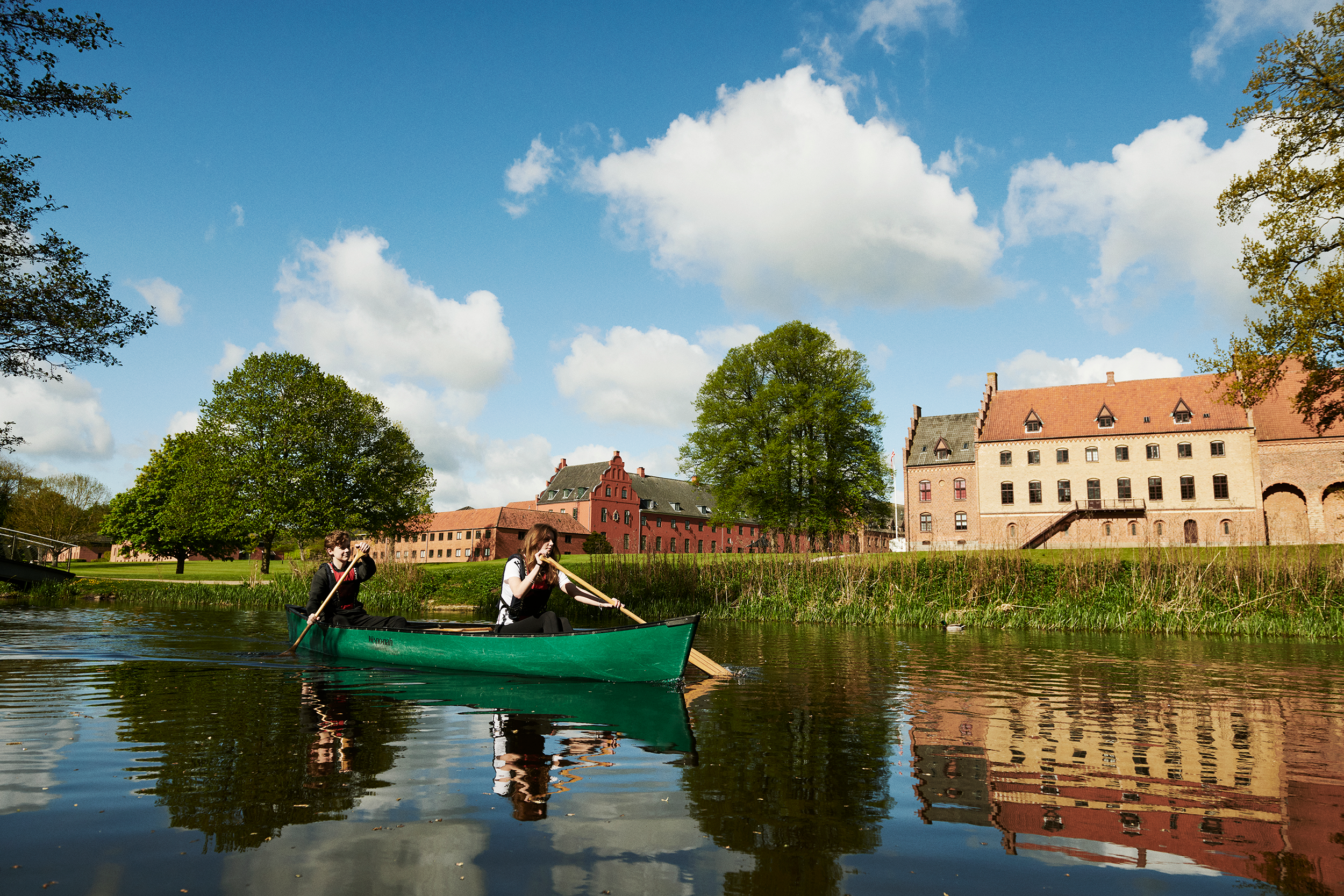 Elever der sejler kano i Susåen på Herlufsholm 