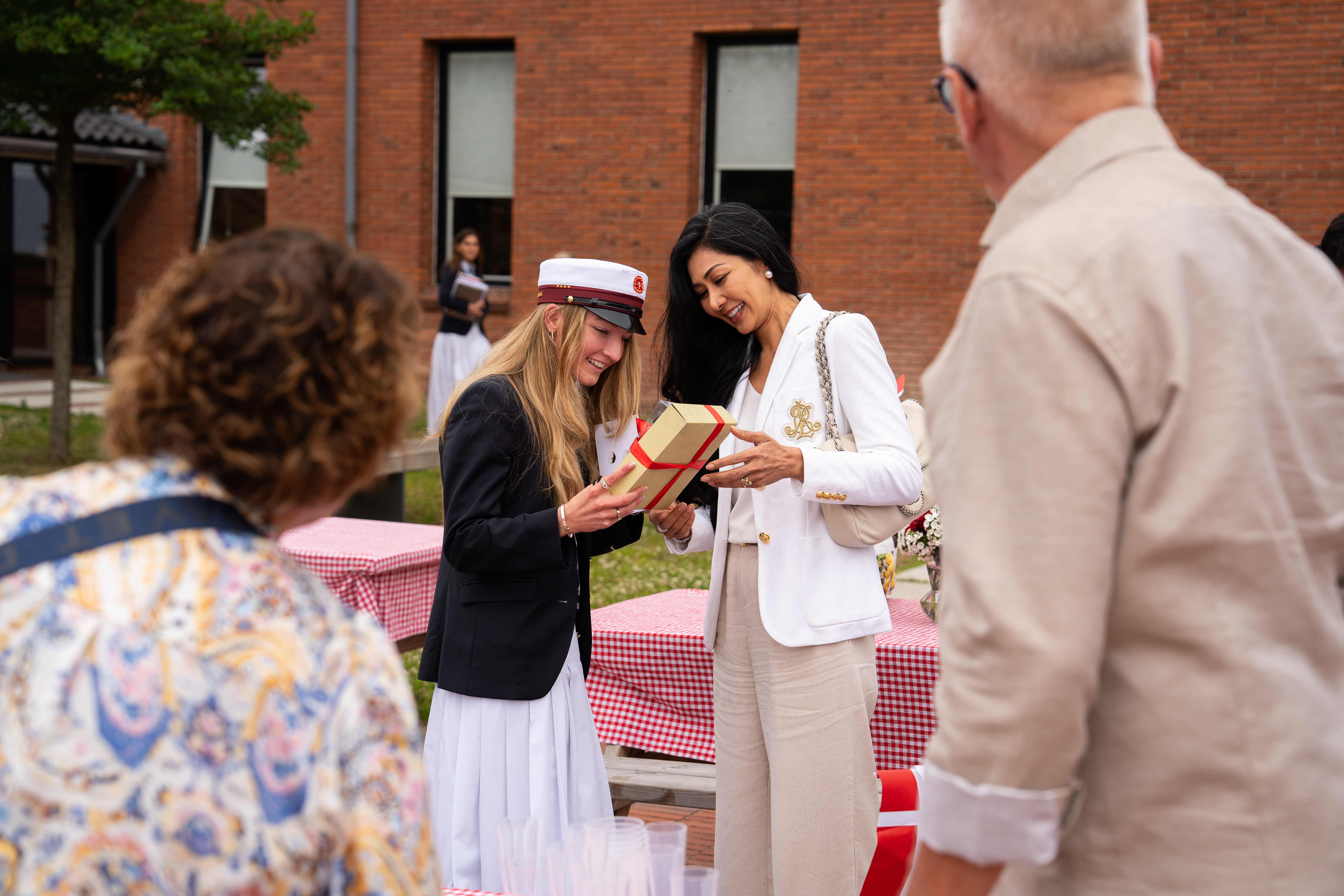 Student fra Herlufsholm der står med sine forældre