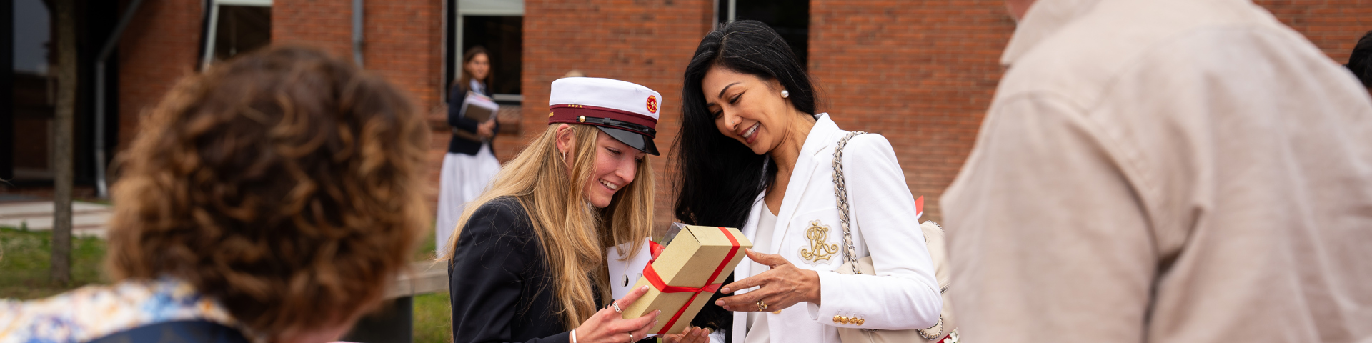 Student fra Herlufsholm der står med sine forældre