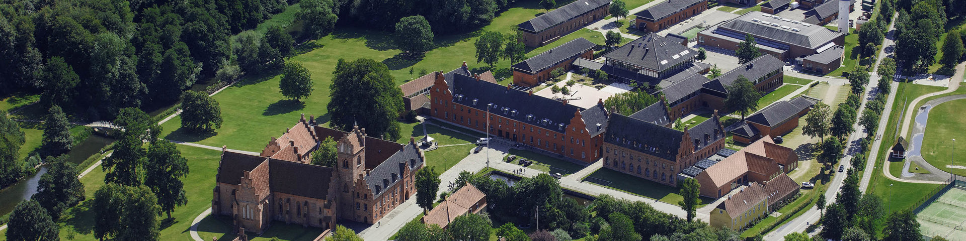 Et luftfoto af Herlufsholm, taget fra luften i 2020