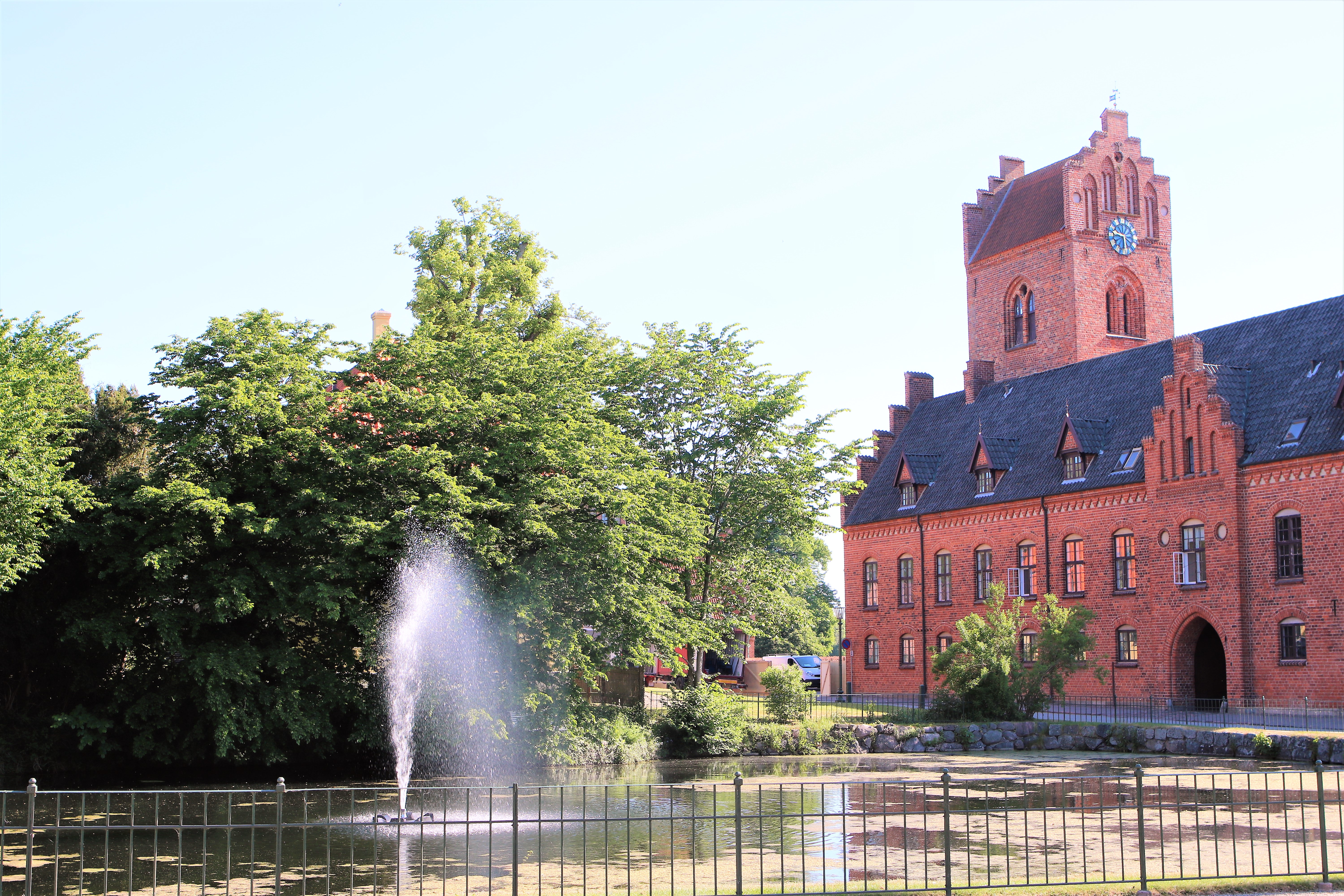 Billede af Herlufsholms klostergård og springvand