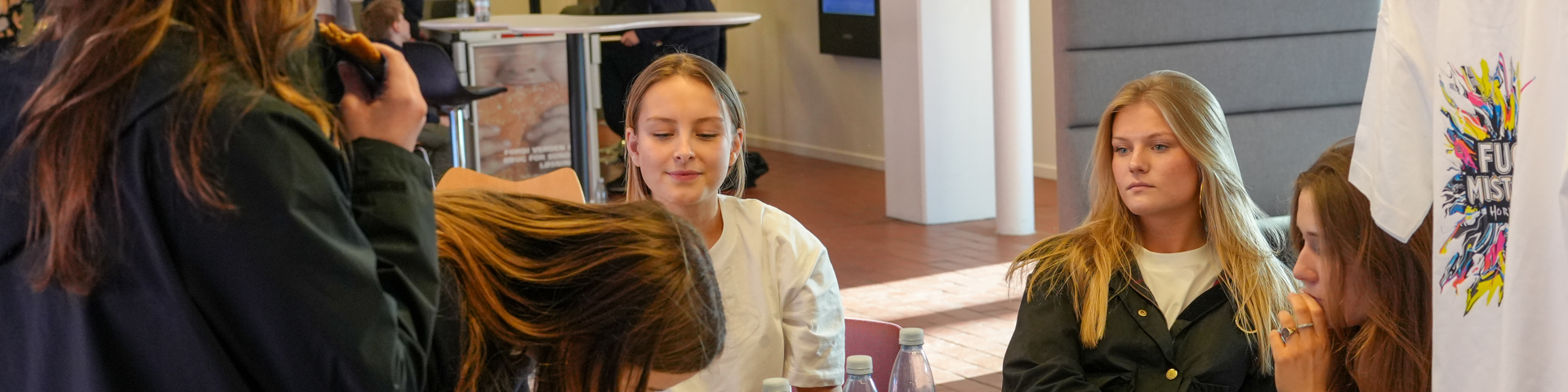 Elever bestiller tøj fra Herluf Shoppen
