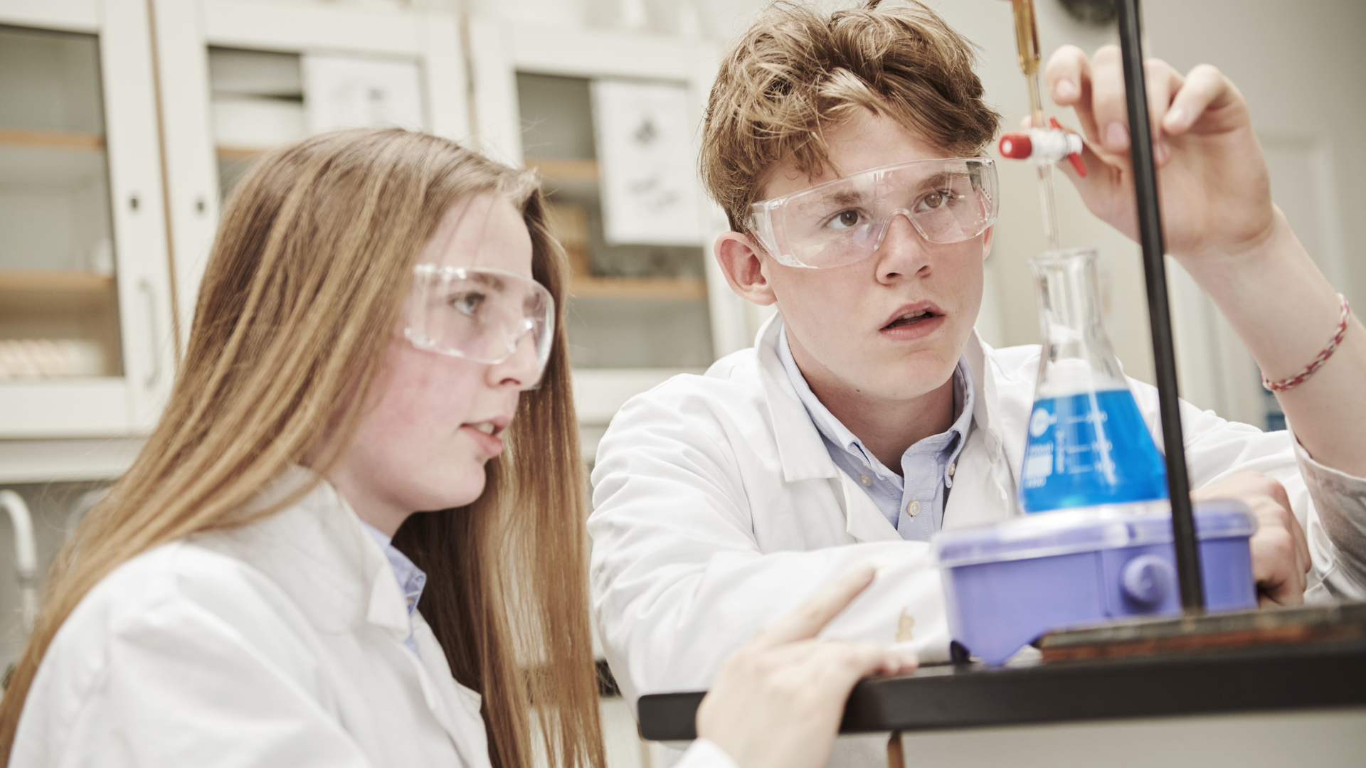 Elever på Herlufsholm der laver fysik