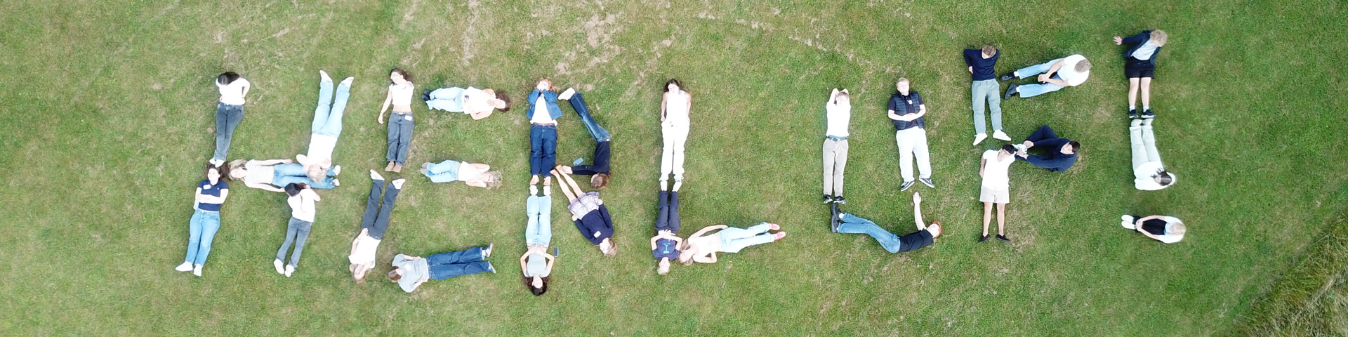 Luftfoto af elever fra Herlufhsholm der staver ordet "Herluf!"