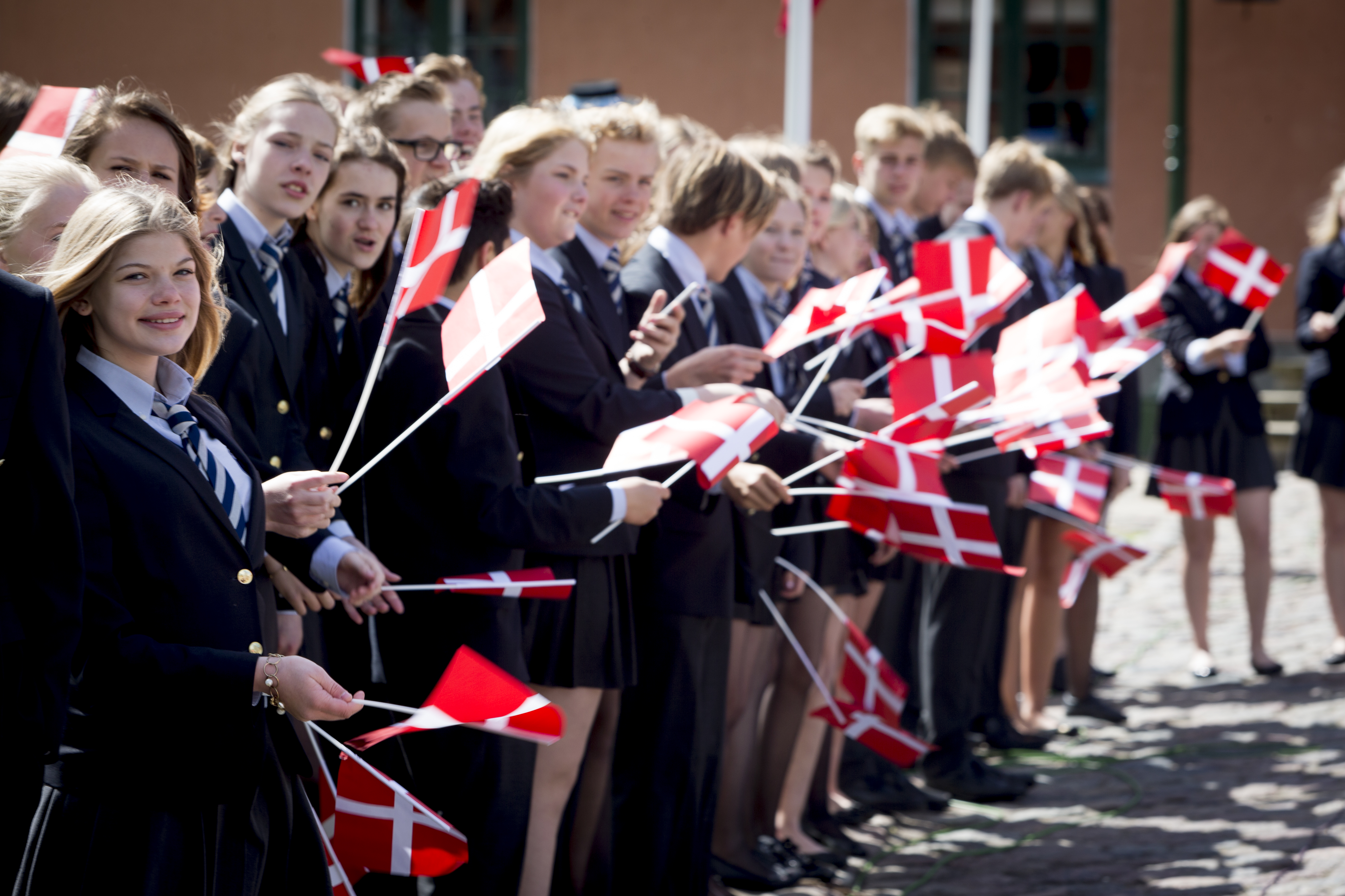 Elever fra Herlufsholm med flag