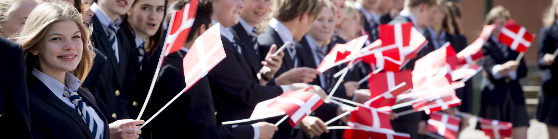 Elever fra Herlufsholm med flag