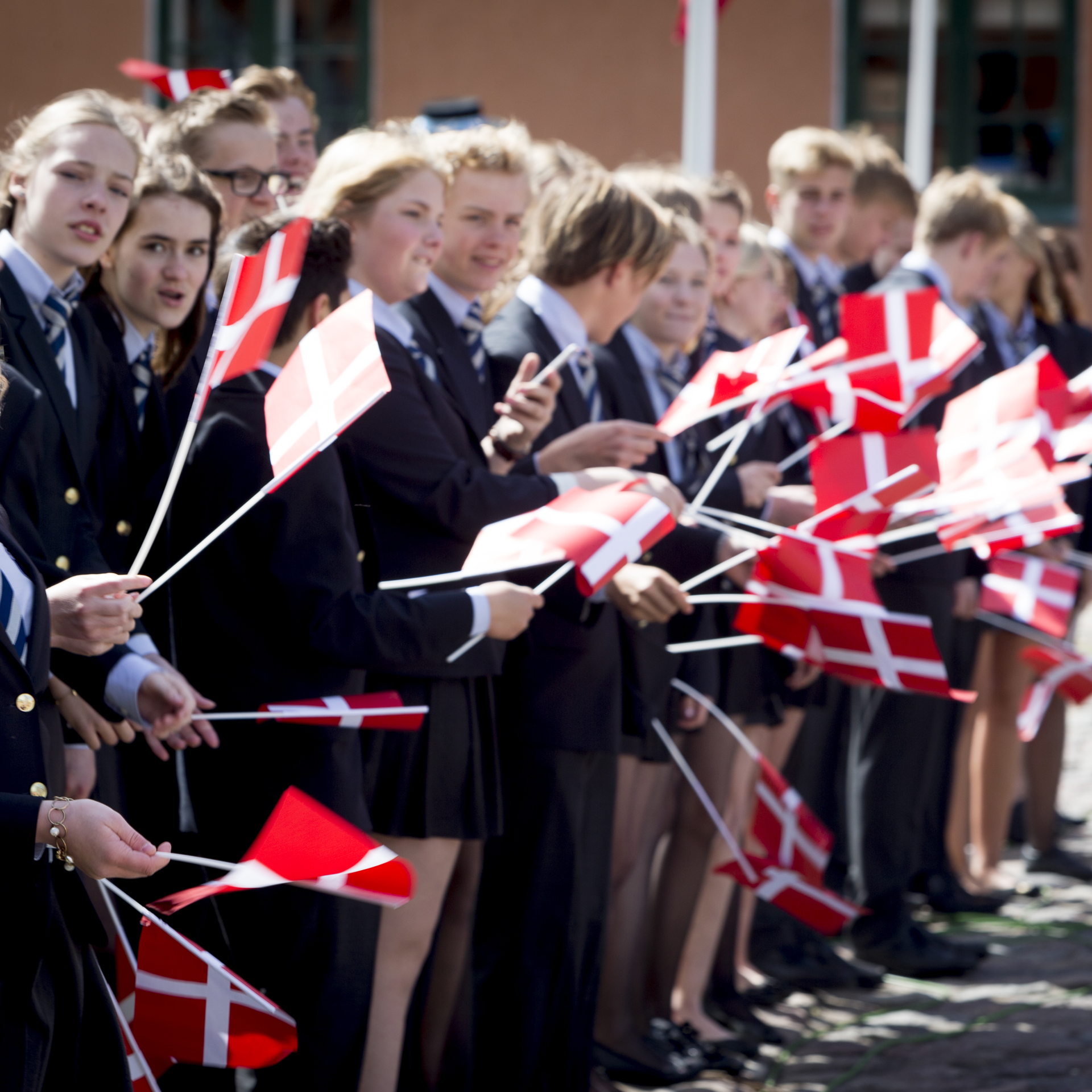 Elever fra Herlufsholm med flag