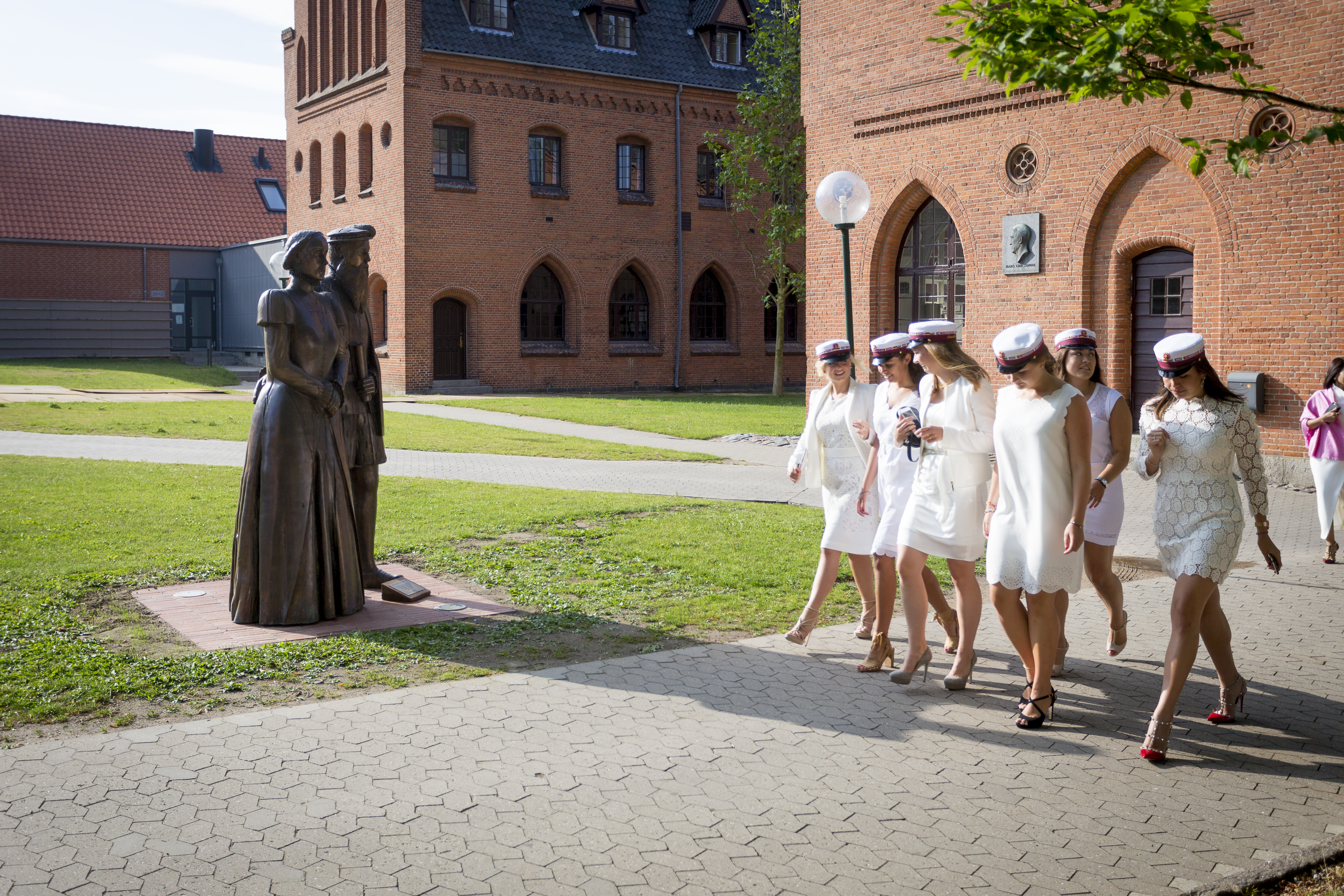 Students from Herlufsholm graduating as students
