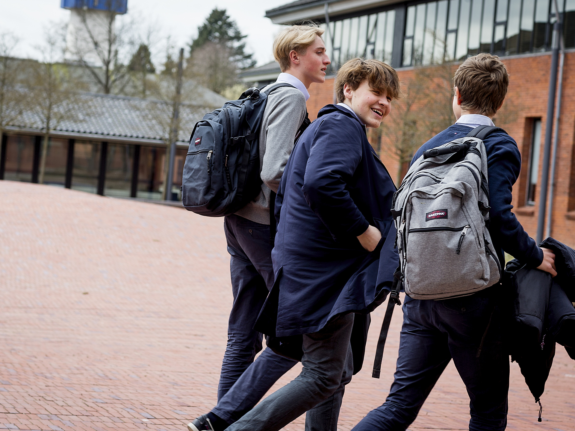 Elever på vej til skole på Herlufsholm