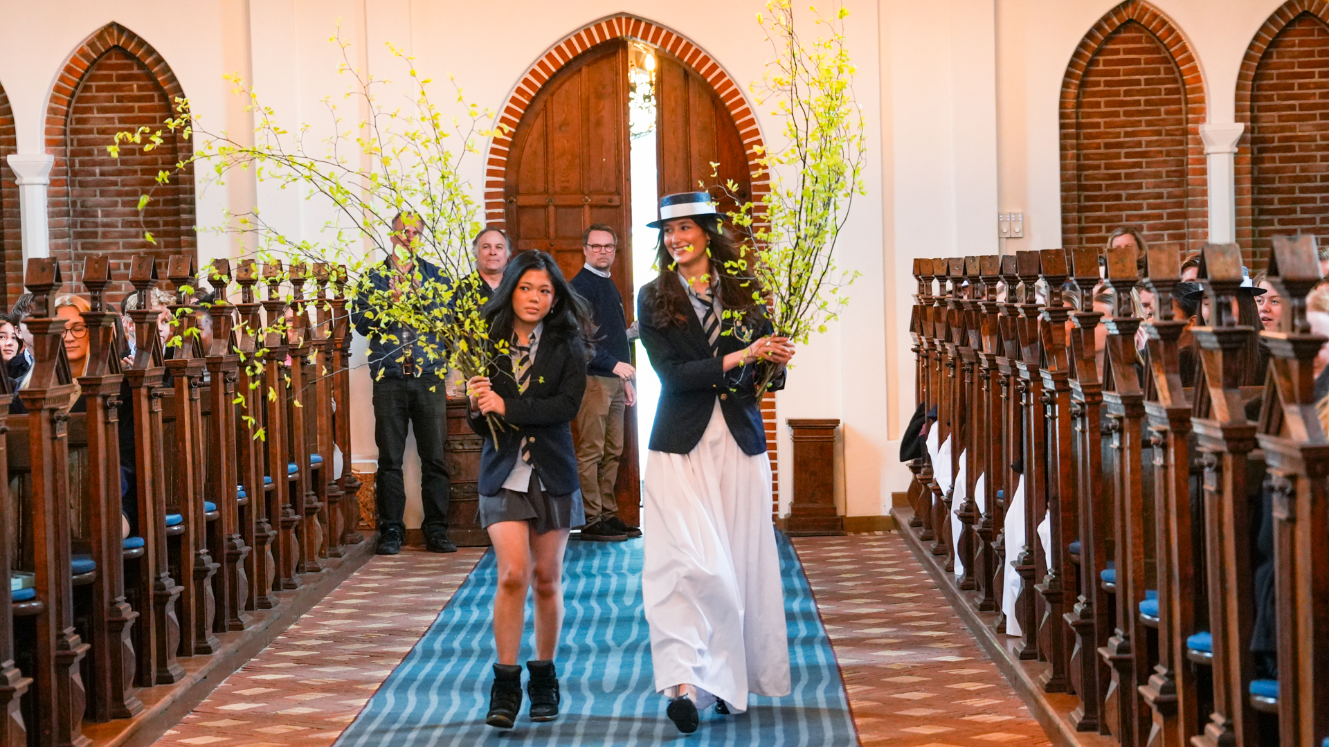 Når bøgen springer ud, får eleverne på Herlufsholm en halv fridag. De overrasker skolen til morgensang ved at bære bøgegrenen ind – et symbol på, at frokosten nydes udendørs, og resten af dagen er fri.