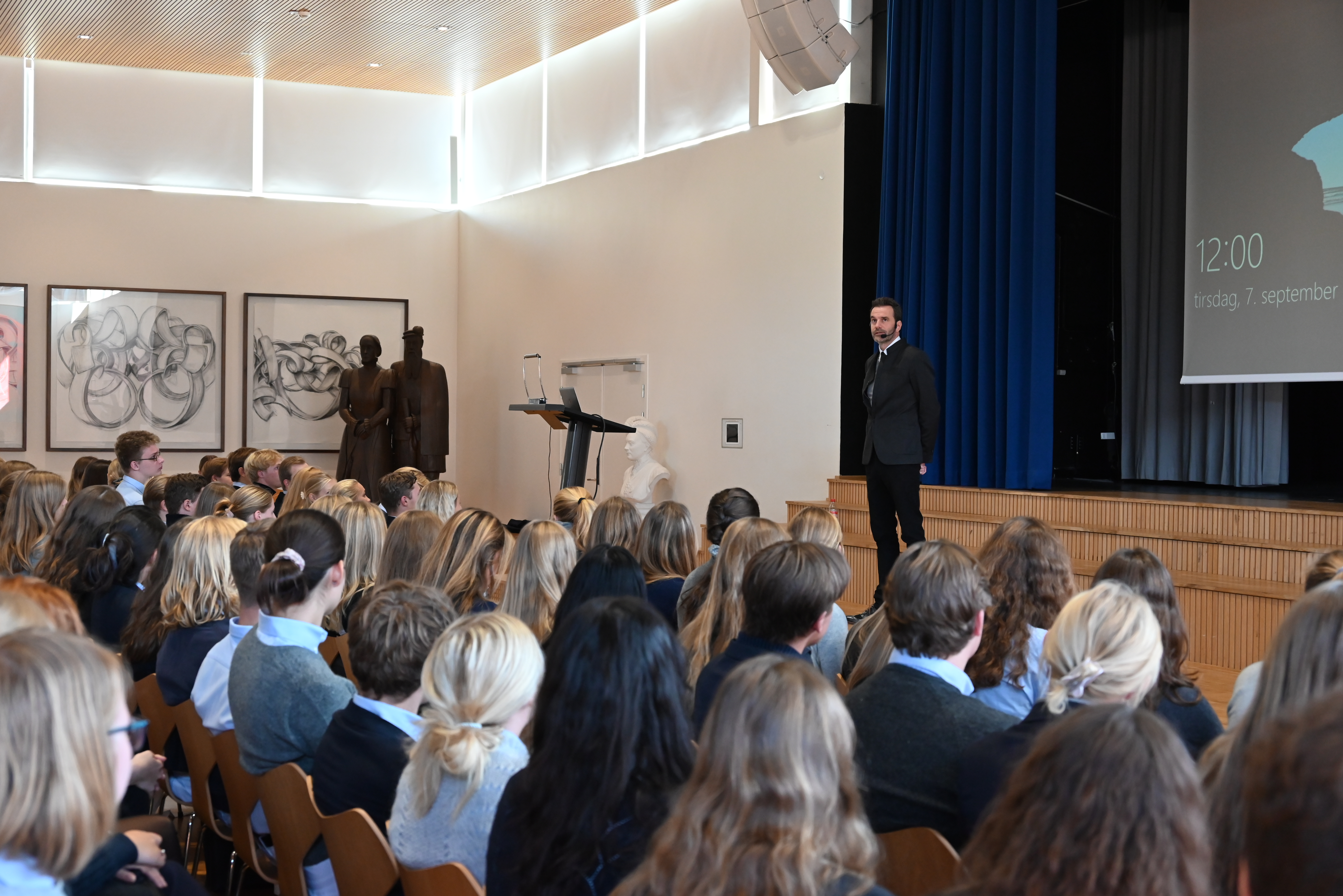 Elever fra Herlufsholm deltager i et spændende foredrag med et af Danmarks mest succesfulde iværksættere, Jesper Buch