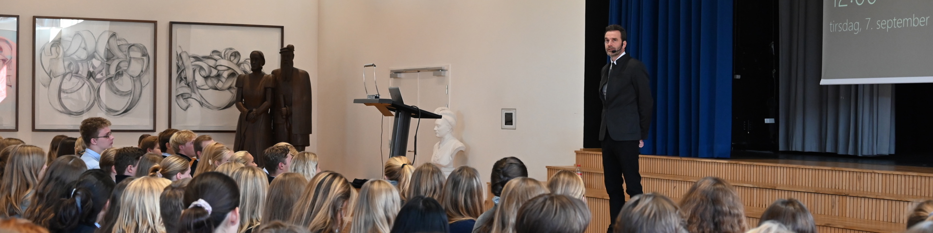 Elever fra Herlufsholm deltager i et spændende foredrag med et af Danmarks mest succesfulde iværksættere, Jesper Buch