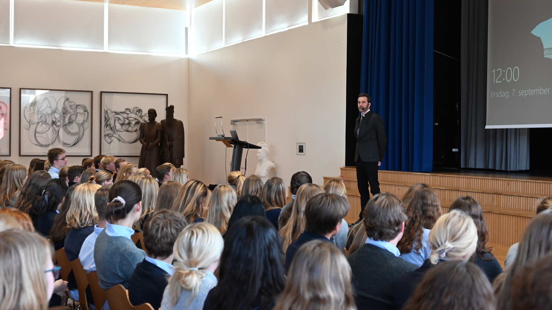 Elever fra Herlufsholm deltager i et spændende foredrag med et af Danmarks mest succesfulde iværksættere, Jesper Buch